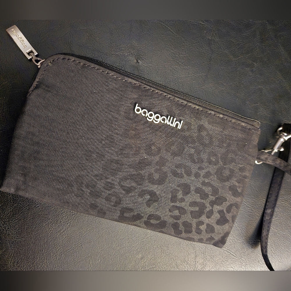 Baggallini Wristlet Wallet - Picture 1 of 4